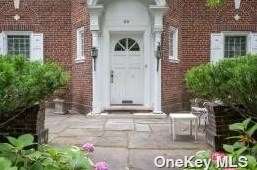 29 Arleigh Rd, Great Neck, NY 11021-1326