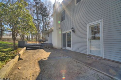 1 Pinewood Ct, Flemington NJ 08822-4909 exterior