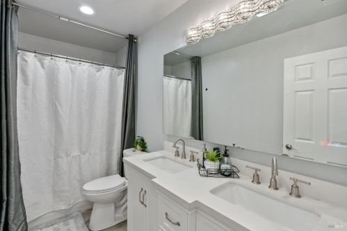 1068 Matthew Ct, Windsor CA  95492-8778 exterior