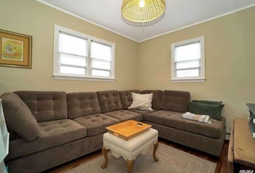209 Springdale Dr, Hauppauge, NY 11779-6060