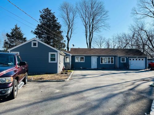 1381 Pine Dr, Bayshore, NY 11706-3817