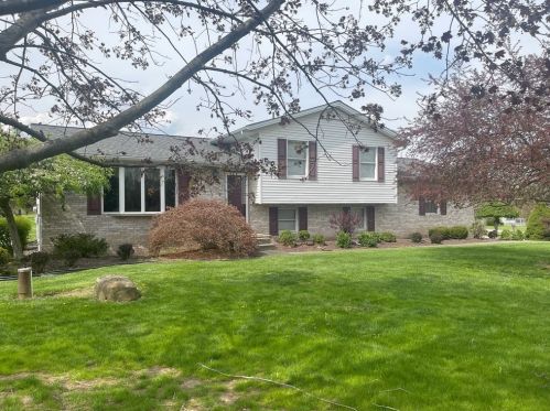 127 Leeper Dr, New Castle, PA 16102-2715