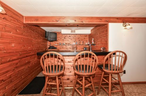 6371 Kinnickinnic Riv Pkwy, Milwaukee WI 53219-3015 exterior