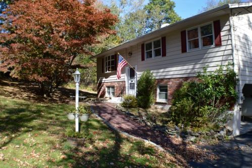 16 Gail Ln, Poughquag, NY 12570-5035