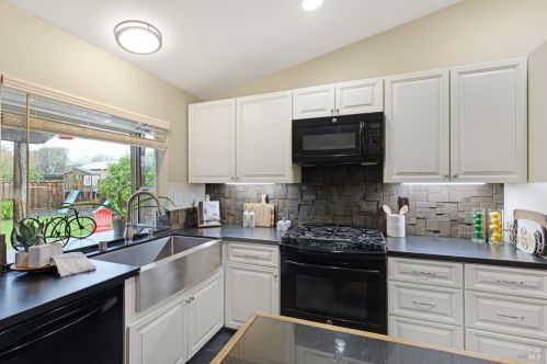 1056 Esparto Ct, Windsor CA  95492-7807 exterior