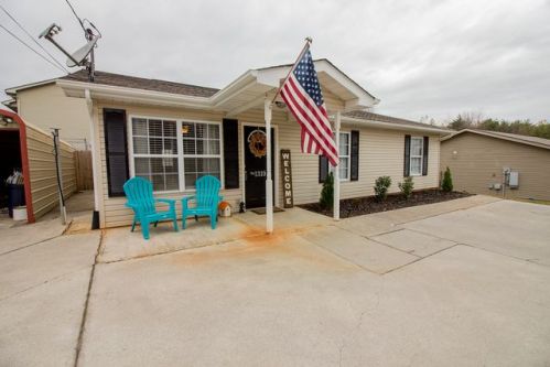 1319 Vaughn Rd, Maryville, TN 37803-2951