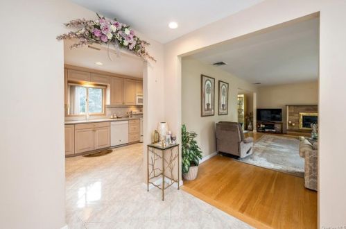 186 Nanny Hagen Rd, Thornwood NY  10594-2106 exterior