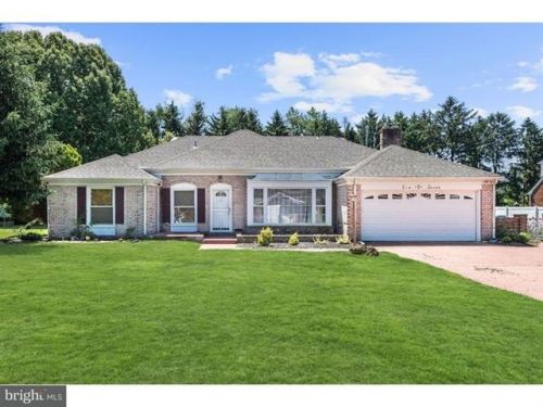 607 Manor Rd, Riverton, NJ 08077-2328