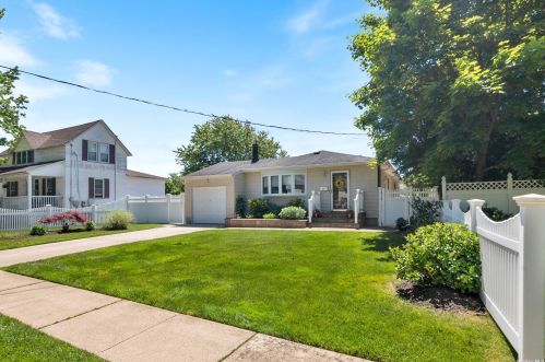 65 Grove St, North Lindenhurst, NY 11757-5721