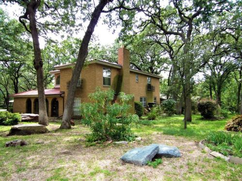 1815 Greenwood Dr, Denton TX  76209-2210 exterior