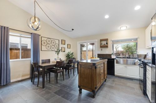 1056 Esparto Ct, Windsor CA  95492-7807 exterior