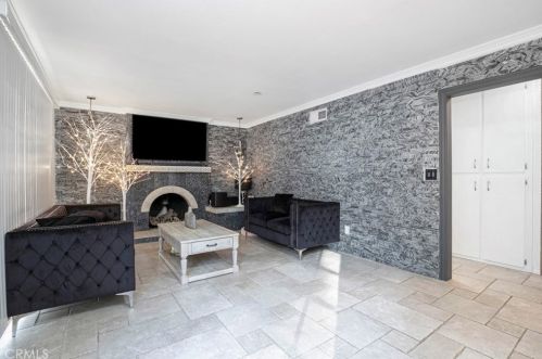 27067 Alabastro Dr, Santa Clarita CA  91354-2215 exterior