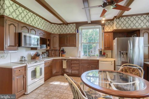 6411 Devonshire Hts Rd, Harrisburg PA 17111-4818 exterior