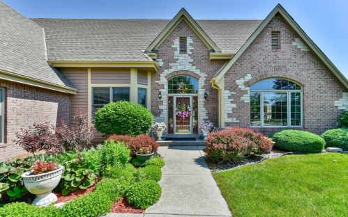10548 Burning Bush Ln, Thiensville, WI 53092-4486