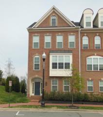 751 Center St, Herndon VA  20170-3713 exterior