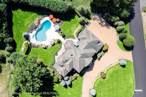 24 Dora Ln, Holmdel Village NJ  07733-1671 exterior
