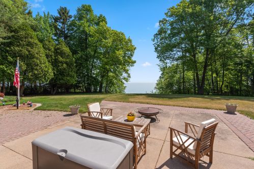 11124 Lake Shore Dr, Thiensville, WI 53092-5811