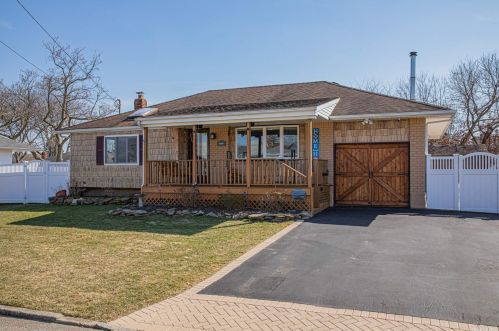 208 Farmingdale St, Islip Terrace, NY 11752-2513