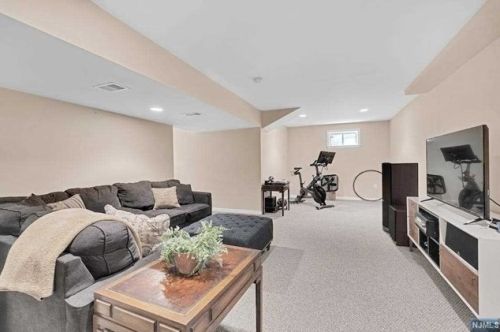 27 Skytop Rdg, Oakland NJ  07436-2355 exterior