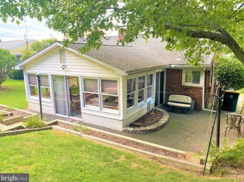 2122 Edgewood Ave, Easton PA  18045-2216 exterior