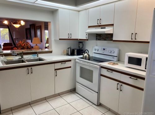 900 128th Ave, Hollywood FL  33027-1989 exterior