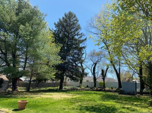 10 Sunset Dr, Huntington, CT 06484-4327