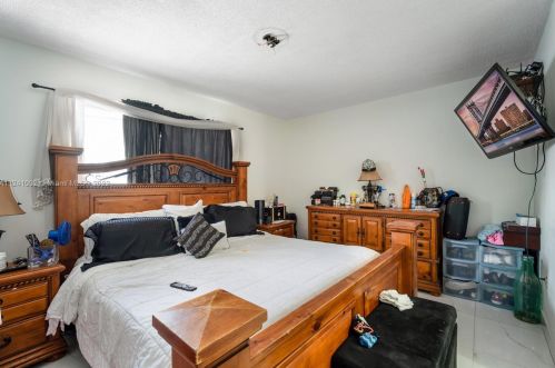 690 50 St, Hialeah FL  33013-1624 exterior