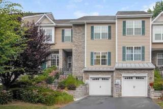 807 Huntington Dr, Fishkill NY  12524-4917 exterior