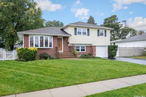 3600 Tonopah St, Seaford, NY 11783-3006