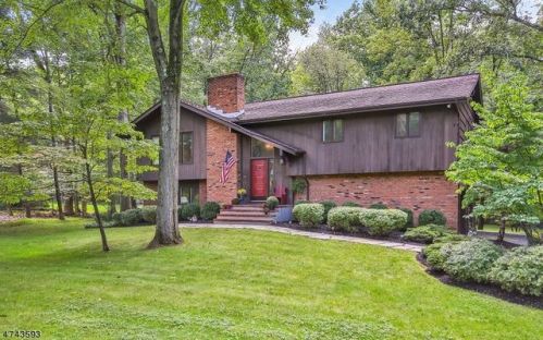 24 Lenape Trl, Warren NJ  07059-6810 exterior