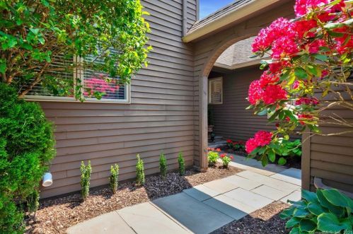 29 Saddle Rdg, Bloomfield, CT 06002-1543