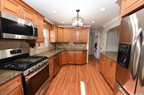 1411 Manatuck Blvd, Bayshore, NY 11706-4915