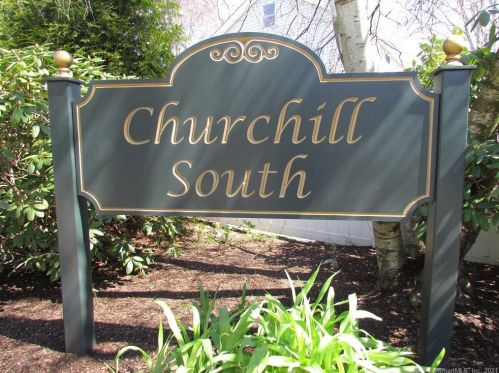 128 Paugusett Cir, Bridgeport, CT 06611-4577