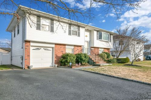 34 Dennis Ln, Bethpage, NY 11714-6027
