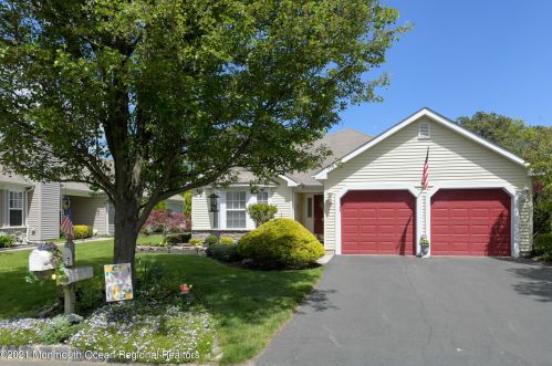7 Wellington Ln, Lakewood, NJ 08701-5735