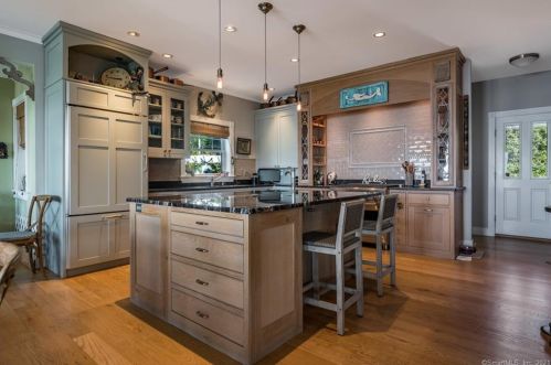 20 Jordan Cove Rd, Waterford CT  06385-3227 exterior