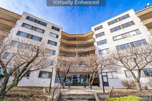 1375 River Rd, Edgewater NJ 07020-1455 exterior