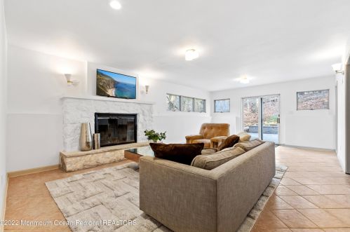 10 Mt Dr, Holmdel Village NJ  07733-1332 exterior