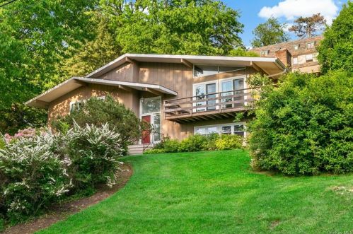 24 Meadowbrook Dr, Crotonville, NY 10562-2917