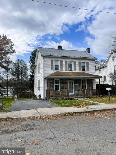 420 Locust St, Burnham, PA 17009-1716
