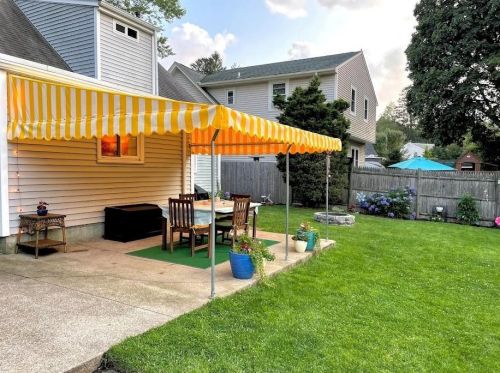 31 Crest Ave, Lincoln RI  02865-3024 exterior