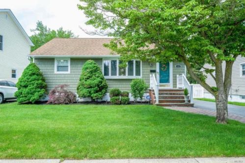 23 Kuhl Ave, Hicksville, NY 11801-2405