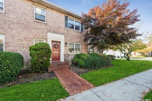412 Merrick Rd, Rockville Centre, NY 11572-1410