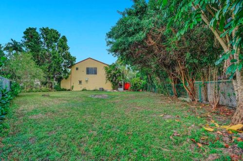 7692 Oakmont Cir, Hialeah FL  33015-2046 exterior