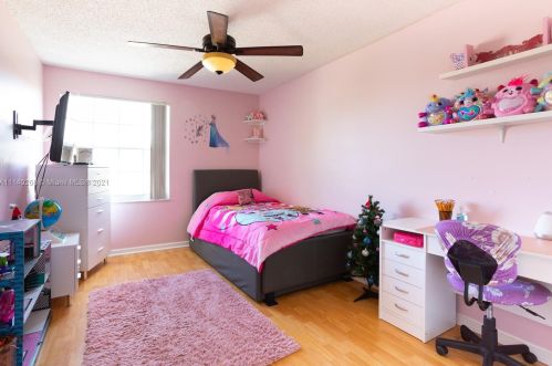 3136 176 Ter, Hollywood FL 33029-5556 exterior