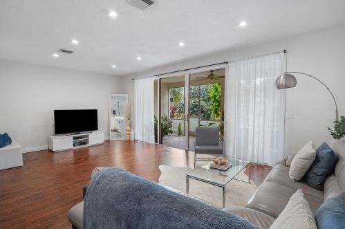 6823 Via Regina, Boca Raton FL  33433-3956 exterior