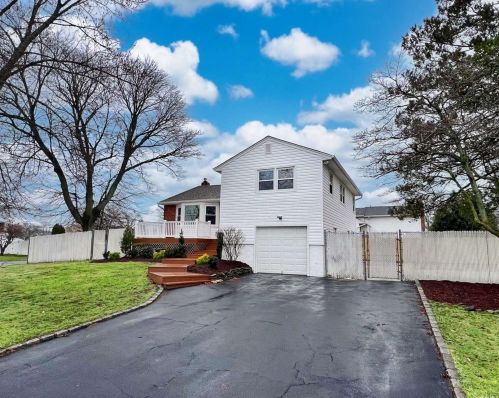 392 Lake Ave, Deer Park NY  11729-3948 exterior