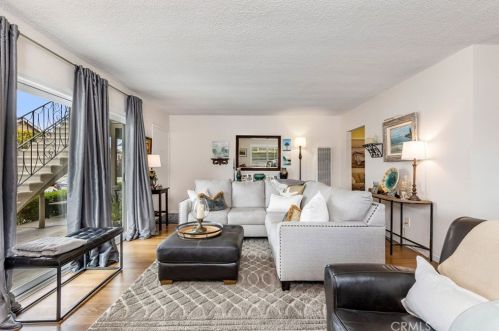 124 3rd St, Seal Beach, CA 90740-6052