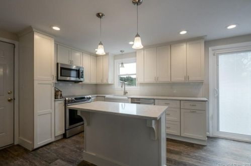2 Valley Brook Ln, North Haven CT  06473-2638 exterior