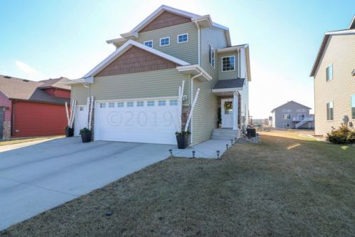 1057 39th St, Moorhead, MN 56560-8201